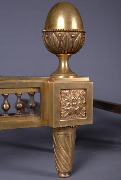 BOUHON: Paire de chenets de style Louis XVI en bronze doré aux pommes de pin stylisées-6