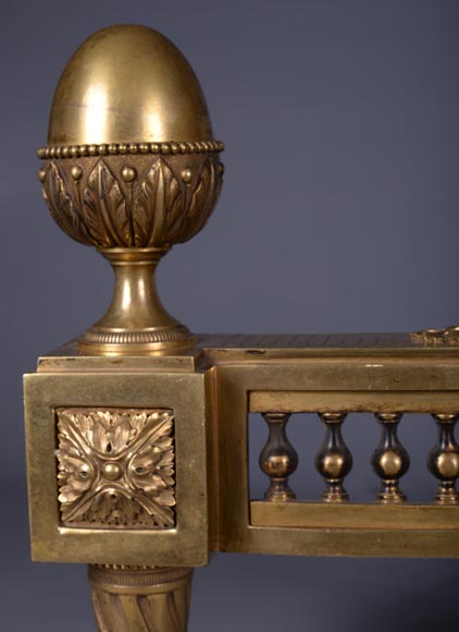 BOUHON: Paire de chenets de style Louis XVI en bronze doré aux pommes de pin stylisées-7