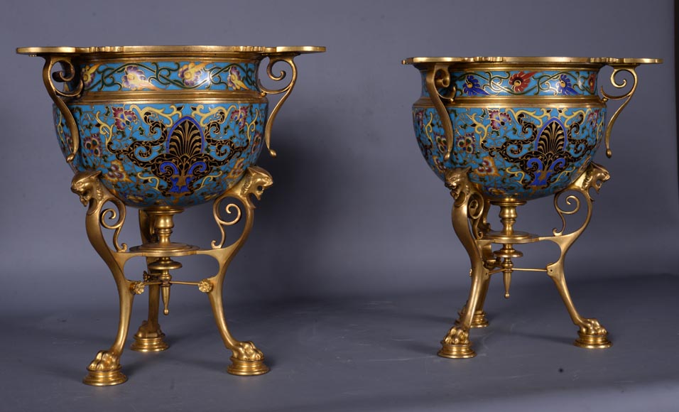Louis - Constant SEVIN et Ferdinand BARBEDIENNE - Belle paire de vases d'ornement en bronze et émail cloisonné, vers 1862-3