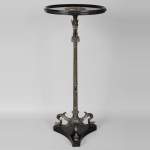 Petit guéridon de style Néo-classique en bronze patiné et marbre noir fin de Belgique au décor de sphinge et lézard