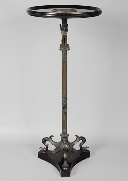 Petit guéridon de style Néo-classique en bronze patiné et marbre noir fin de Belgique au décor de sphinge et lézard-0