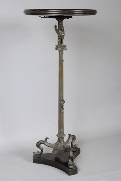 Petit guéridon de style Néo-classique en bronze patiné et marbre noir fin de Belgique au décor de sphinge et lézard-1