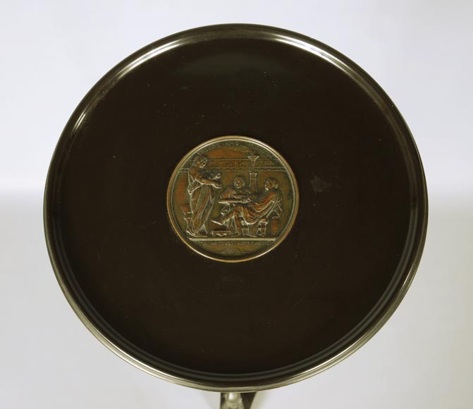 Petit guéridon de style Néo-classique en bronze patiné et marbre noir fin de Belgique au décor de sphinge et lézard-2
