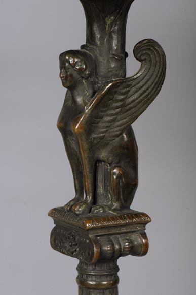 Petit guéridon de style Néo-classique en bronze patiné et marbre noir fin de Belgique au décor de sphinge et lézard-5