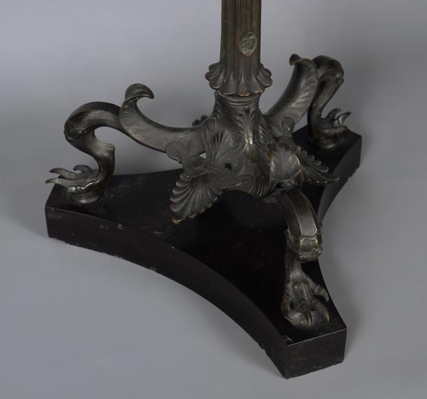 Petit guéridon de style Néo-classique en bronze patiné et marbre noir fin de Belgique au décor de sphinge et lézard-8