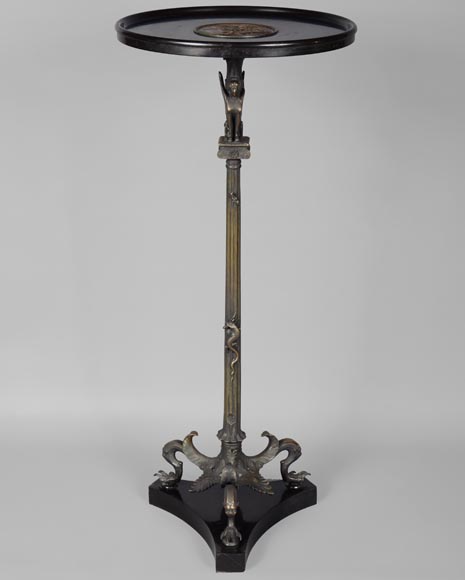 Petit guéridon de style Néo-classique en bronze patiné et marbre noir fin de Belgique au décor de sphinge et lézard-0