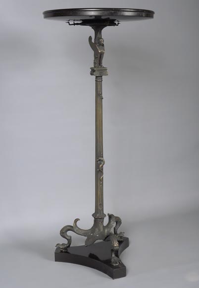 Petit guéridon de style Néo-classique en bronze patiné et marbre noir fin de Belgique au décor de sphinge et lézard-1