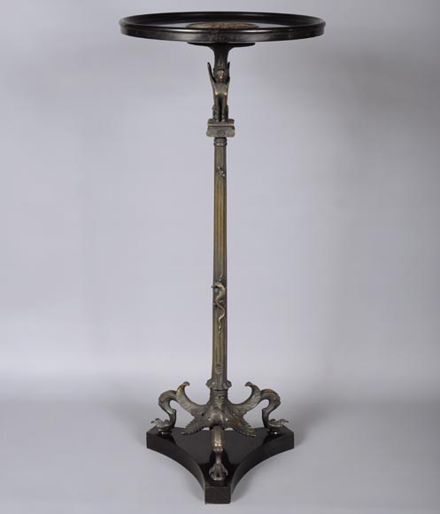 Petit guéridon de style Néo-classique en bronze patiné et marbre noir fin de Belgique au décor de sphinge et lézard-2