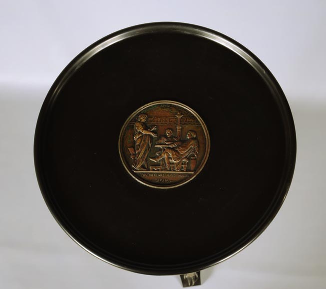 Petit guéridon de style Néo-classique en bronze patiné et marbre noir fin de Belgique au décor de sphinge et lézard-3