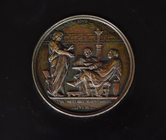 Petit guéridon de style Néo-classique en bronze patiné et marbre noir fin de Belgique au décor de sphinge et lézard-4