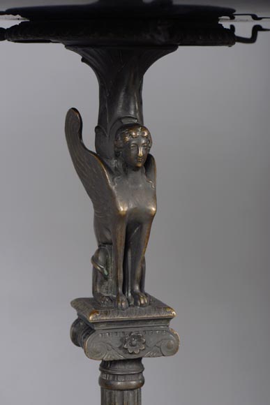 Petit guéridon de style Néo-classique en bronze patiné et marbre noir fin de Belgique au décor de sphinge et lézard-5