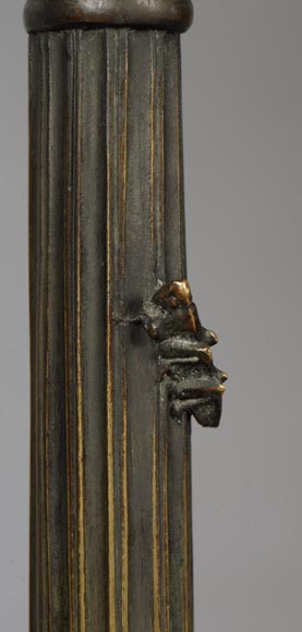 Petit guéridon de style Néo-classique en bronze patiné et marbre noir fin de Belgique au décor de sphinge et lézard-7