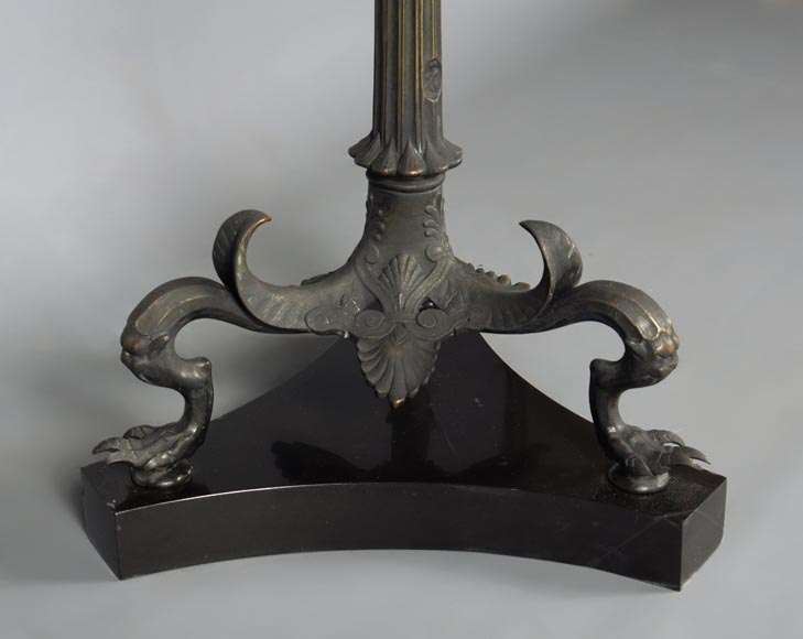 Petit guéridon de style Néo-classique en bronze patiné et marbre noir fin de Belgique au décor de sphinge et lézard-8