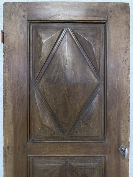 Petite porte en noyer sculpté à décor de losanges-1