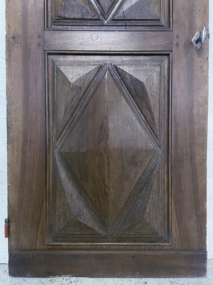 Petite porte en noyer sculpté à décor de losanges-2