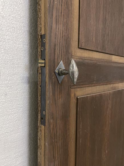 Petite porte en noyer sculpté à décor de losanges-7