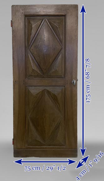 Petite porte en noyer sculpté à décor de losanges-8