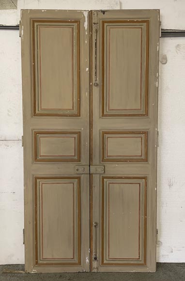 Lot de trois double portes en bois peint-14