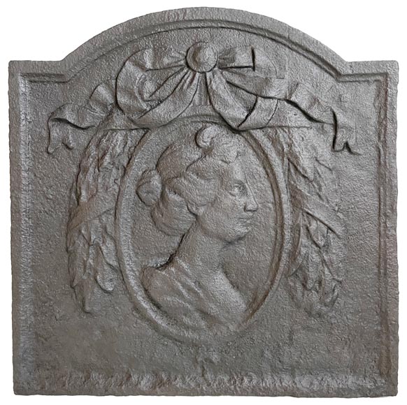 Plaque de cheminée de style Louis XVI au profil de femme-0