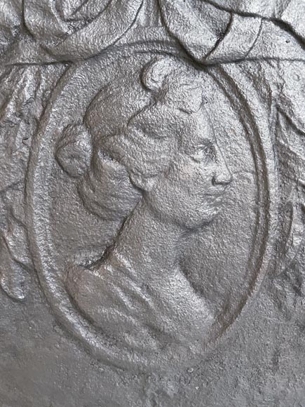 Plaque de cheminée de style Louis XVI au profil de femme-1