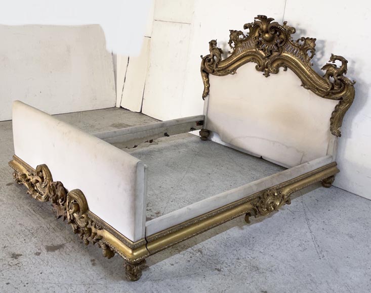 Lit en bois doré et sculpté au très riche décor Rocaille et aux dragons provenant de l'appartement de Marlène Dietrich-2