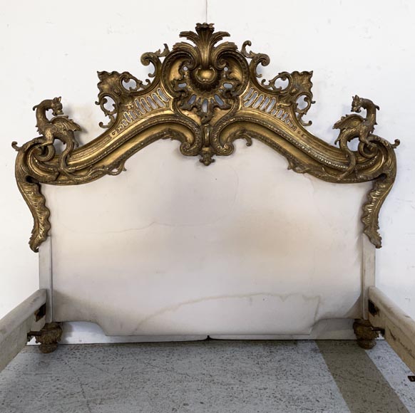Lit en bois doré et sculpté au très riche décor Rocaille et aux dragons provenant de l'appartement de Marlène Dietrich-3