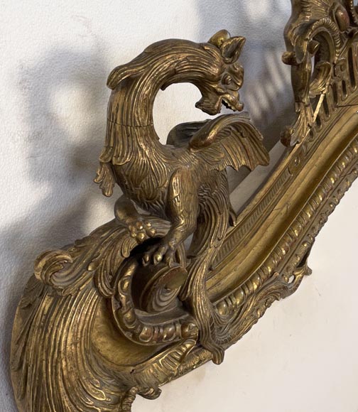 Lit en bois doré et sculpté au très riche décor Rocaille et aux dragons provenant de l'appartement de Marlène Dietrich-5
