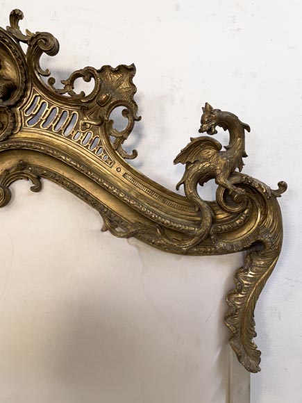 Lit en bois doré et sculpté au très riche décor Rocaille et aux dragons provenant de l'appartement de Marlène Dietrich-7
