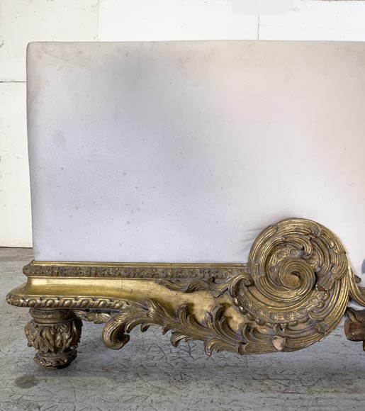 Lit en bois doré et sculpté au très riche décor Rocaille et aux dragons provenant de l'appartement de Marlène Dietrich-10