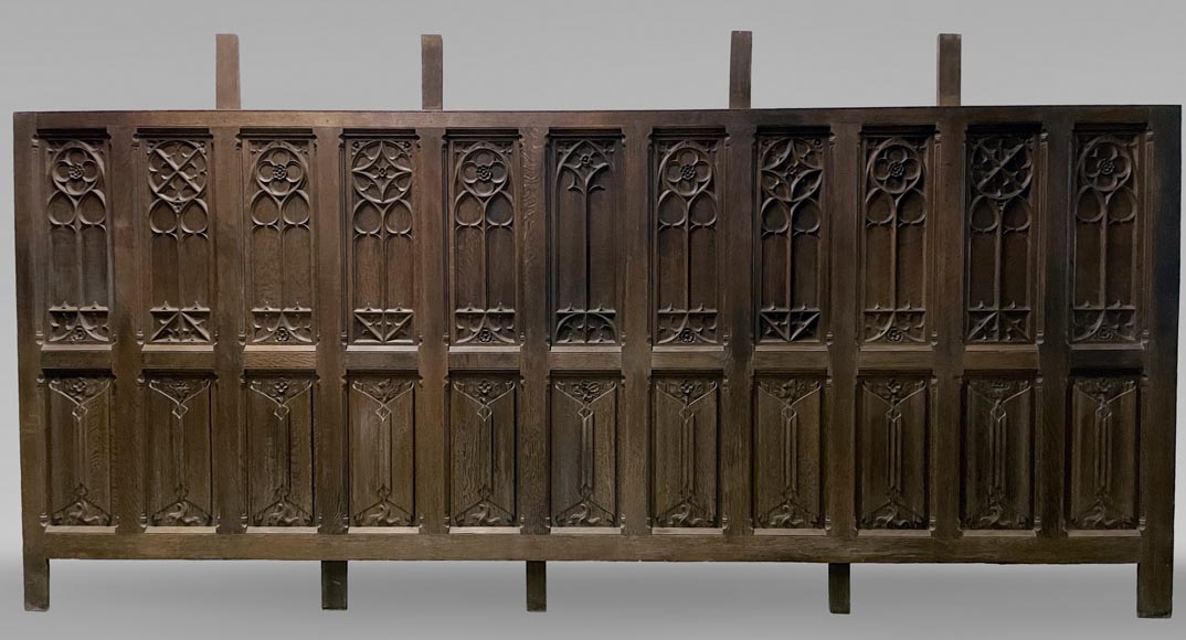 Elements de soubassement de boiserie en chêne de style Néo-gothique-0