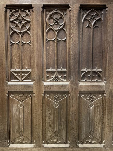 Elements de soubassement de boiserie en chêne de style Néo-gothique-7