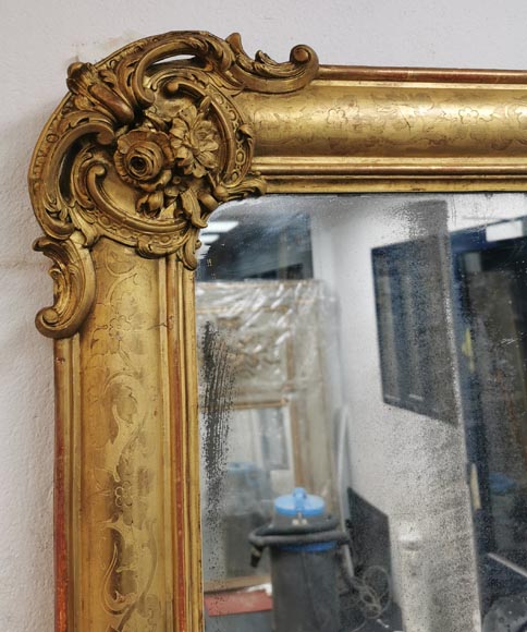 Grand miroir Napoléon III avec motifs floraux et décor gravé-3