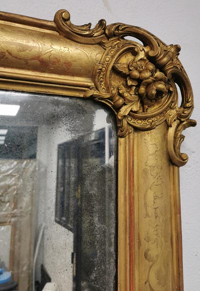 Grand miroir Napoléon III avec motifs floraux et décor gravé-4