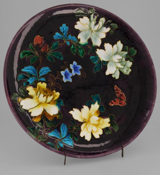 Théodore Deck - Plat d'ornement aux fleurs et au papillon sur fond aubergine-0