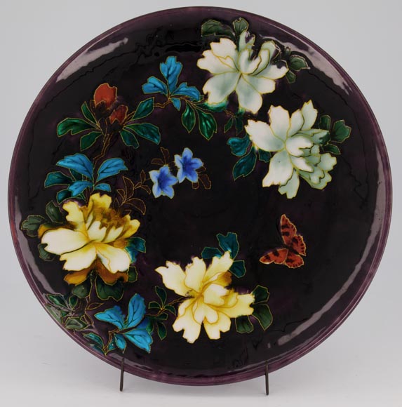 Théodore Deck - Plat circulaire à décor de fleurs et papillon sur fond aubergine-1