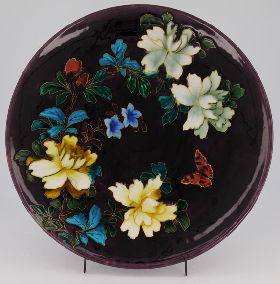 Théodore Deck - Plat circulaire à décor de fleurs et papillon sur fond aubergine-1