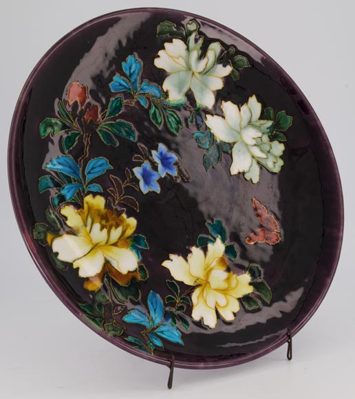 Théodore Deck - Plat d'ornement aux fleurs et au papillon sur fond aubergine-2
