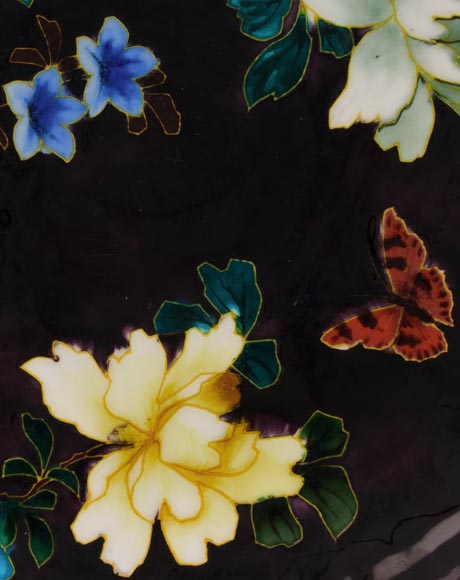 Théodore Deck - Plat circulaire à décor de fleurs et papillon sur fond aubergine-3
