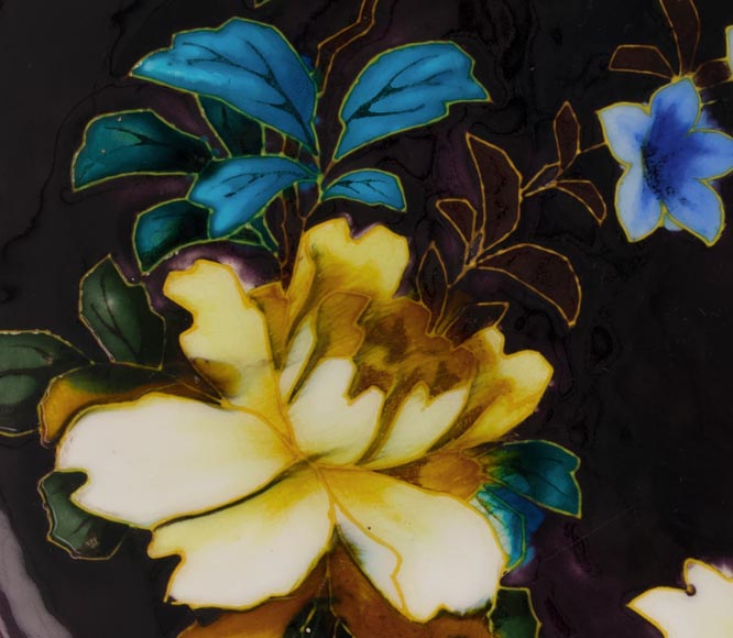 Théodore Deck - Plat d'ornement aux fleurs et au papillon sur fond aubergine-4