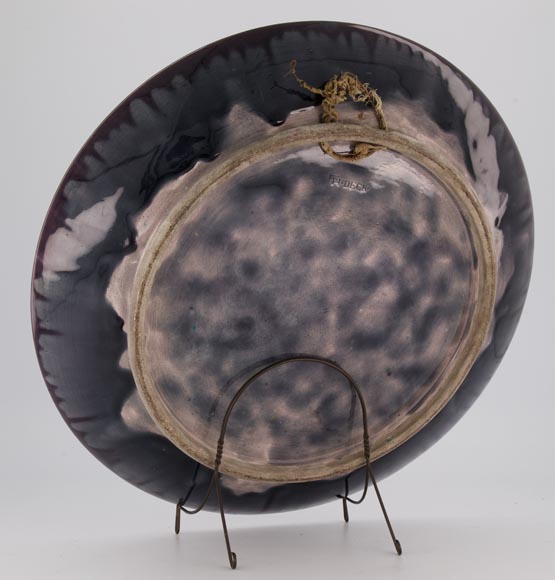 Théodore Deck - Plat circulaire à décor de fleurs et papillon sur fond aubergine-5