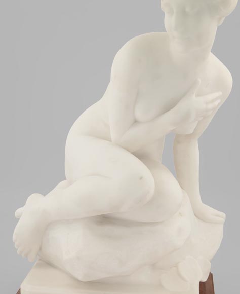 « Vénus surprise au bain », sculpture en marbre de Carrare, fin du XIXe siècle-2