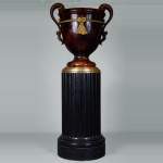 Vase monumental de style Napoléon III en céramique, en bronze et bois noirci