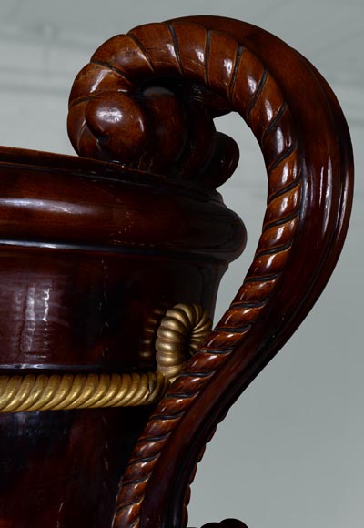 Vase monumental de style Napoléon III en céramique, en bronze et bois noirci-4