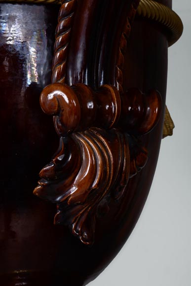 Vase monumental de style Napoléon III en céramique, en bronze et bois noirci-5