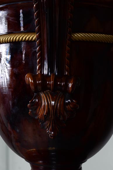 Vase monumental de style Napoléon III en céramique, en bronze et bois noirci-6