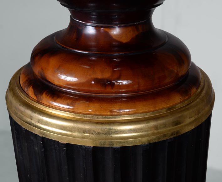 Vase monumental de style Napoléon III en céramique, en bronze et bois noirci-10