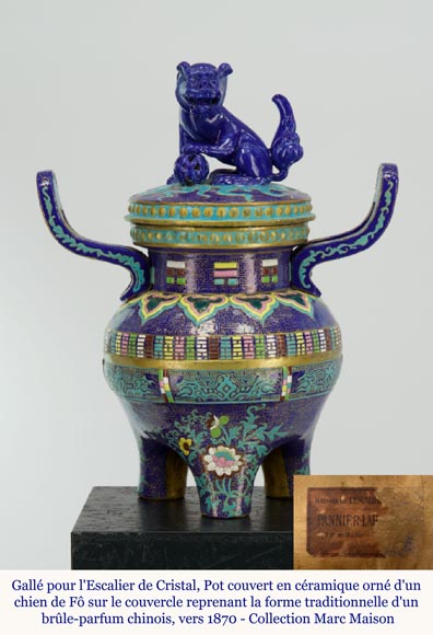 Gallé pour l'Escalier de Cristal, Paire de pots couverts ornés d'un chien de Fô sur le couvercle reprenant la forme traditionnelle d'un  brûle-parfum chinois, vers 1870-1