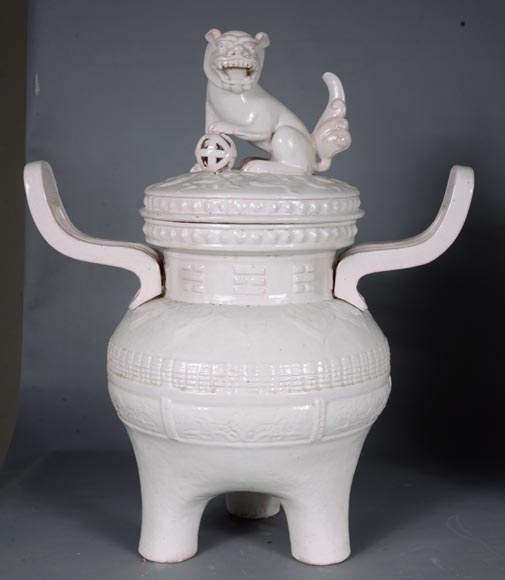 Gallé pour l'Escalier de Cristal, Paire de pots couverts ornés d'un chien de Fô sur le couvercle reprenant la forme traditionnelle d'un  brûle-parfum chinois, vers 1870-4