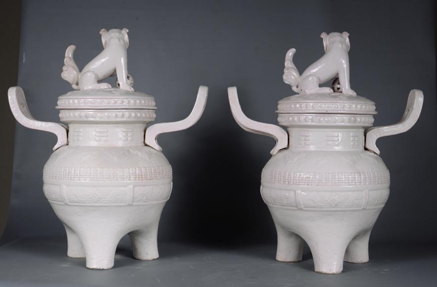 Gallé pour l'Escalier de Cristal, Paire de pots couverts ornés d'un chien de Fô sur le couvercle reprenant la forme traditionnelle d'un  brûle-parfum chinois, vers 1870-5