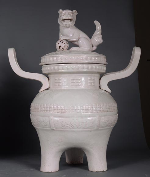 Gallé pour l'Escalier de Cristal, Paire de pots couverts ornés d'un chien de Fô sur le couvercle reprenant la forme traditionnelle d'un  brûle-parfum chinois, vers 1870-6
